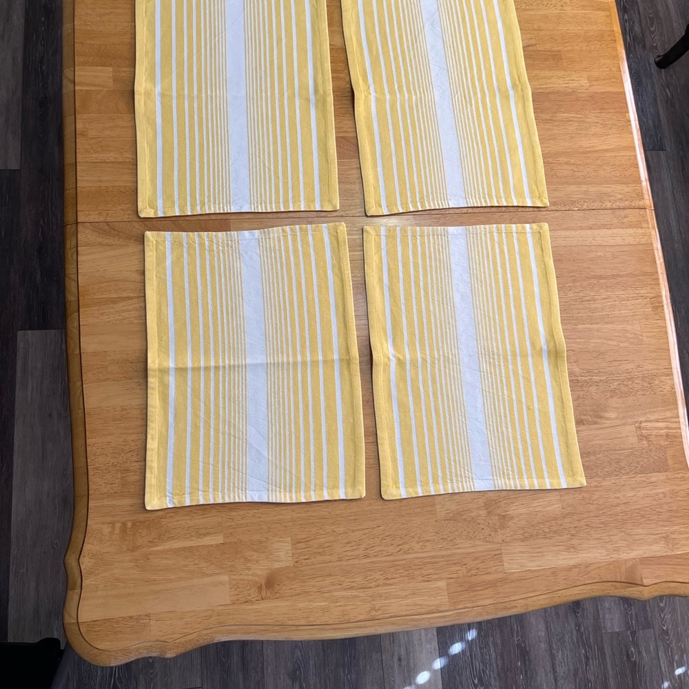 Place mats set of 4 🌷 NEVER USED 💕 Yellow and White 14” by 19”